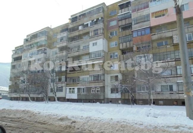 Жена умря пред блок във Враца
