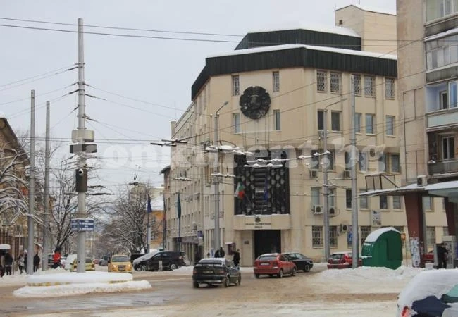 Снежните преспи събраха началници и директори при губернатора