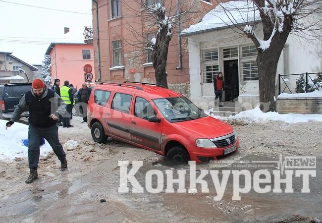 Кола пропадна в огромен трап