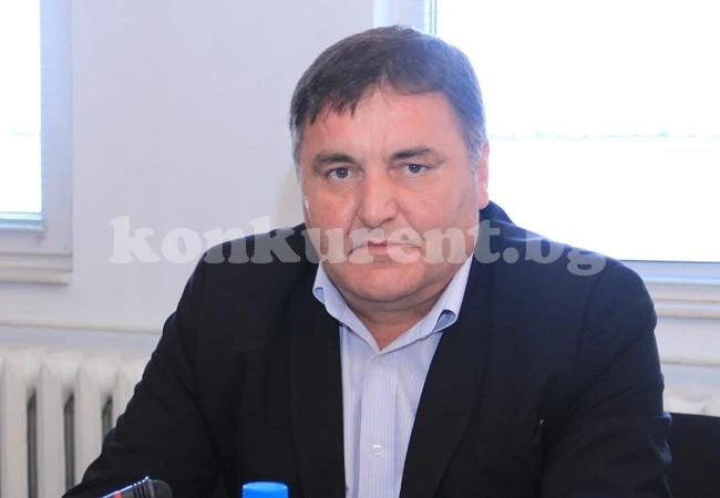 Кмет иска още един училищен автобус