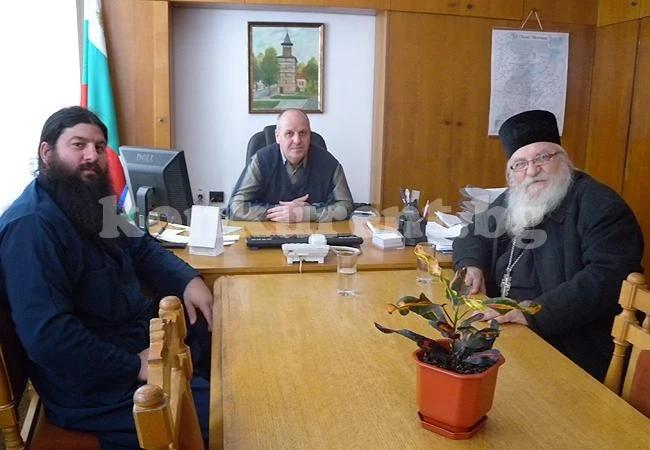 Отец Иван благодари на полицията