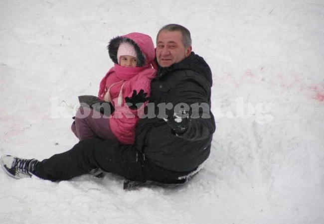 Пързалката до Баба Вида се напълни с хлапета