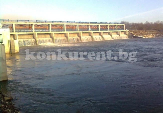 Крадци изхвърлили разбити каси при ВЕЦ