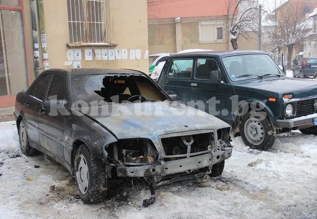 Запалиха „Мерцедес” във Враца