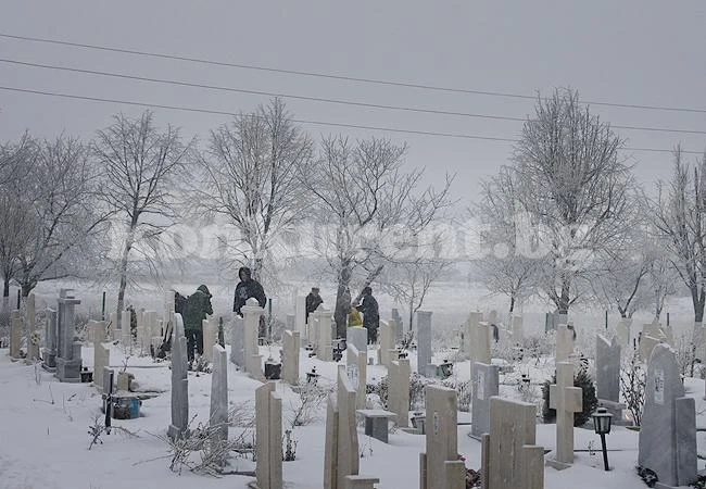 Маскирани и въоръжени отвлякоха двама и ги закараха на гробищата