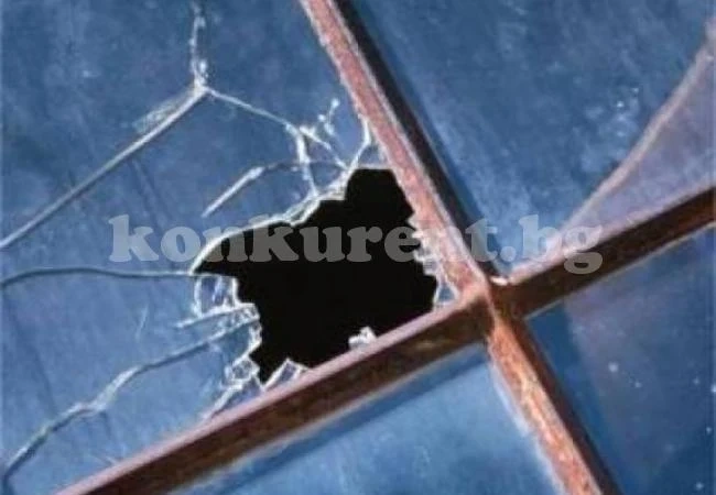 Две къщи останаха без стъкла