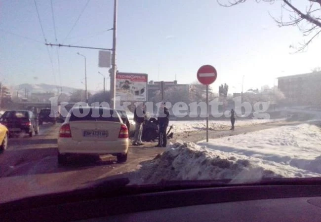 Кола се заби в стълб