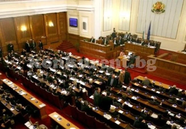 Парламентът заседава извънредно