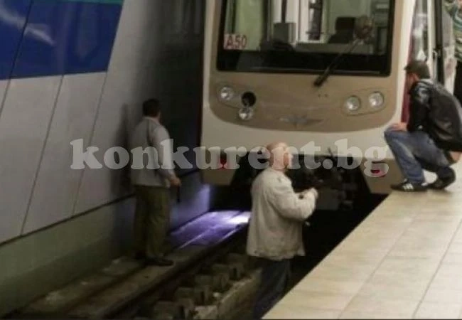 Мъж падна на релсите в метрото, полицай го спаси
