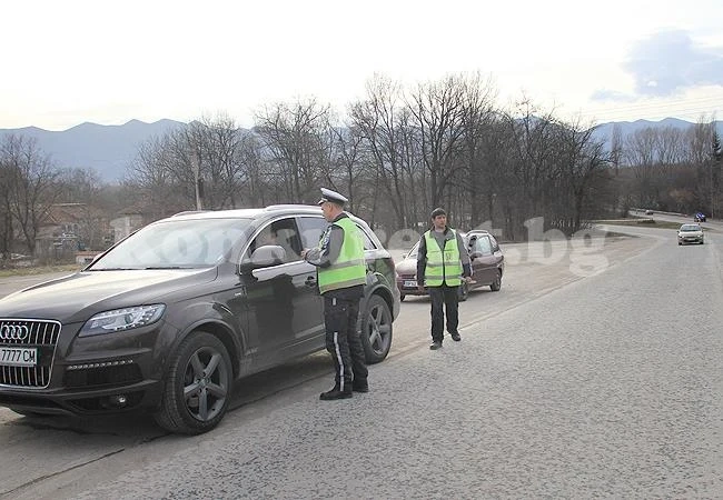 Полицаи дебнат за нарушители край Враца