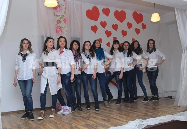 Ученици направиха модно ревю за Деня на влюбените