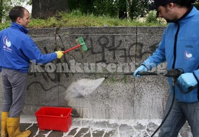 Чистят свастики в София