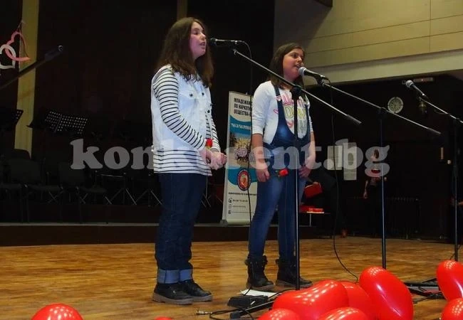 Две победителки в концерт-конкурса „Песен за Свети Валентин”