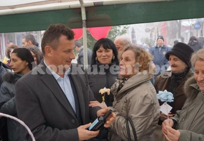 Кмет раздаде валентинки