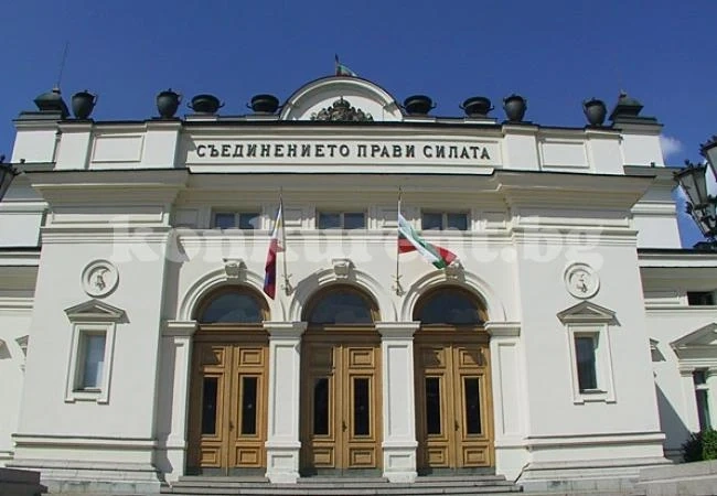 Парламентът заседава извънредно