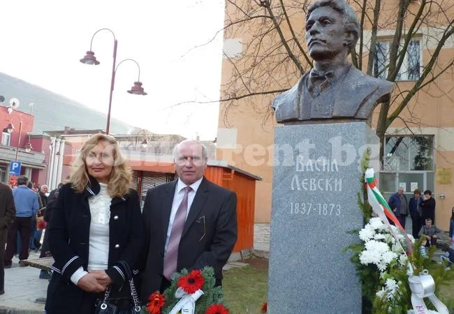 Родолюбци от Мездра поднесоха цветя на паметника на Левски в Сърбия