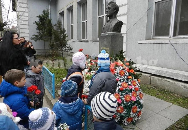 Губернатор към учениците: Гордейте се със своя патрон!