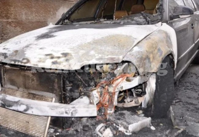 Във Варна горяха два автомобила
