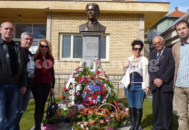 Мездра подари соларно осветление за паметника на Левски в Босилеград