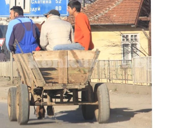 Полицията прибра две каруци на паркинг