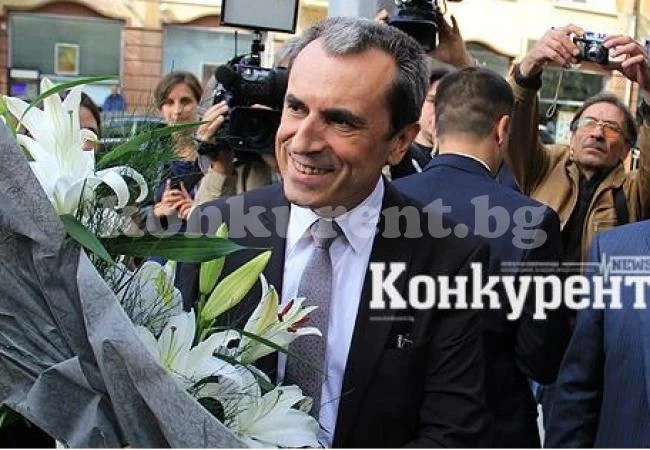 Млади социалисти поздравиха Орешарски за рождения му ден