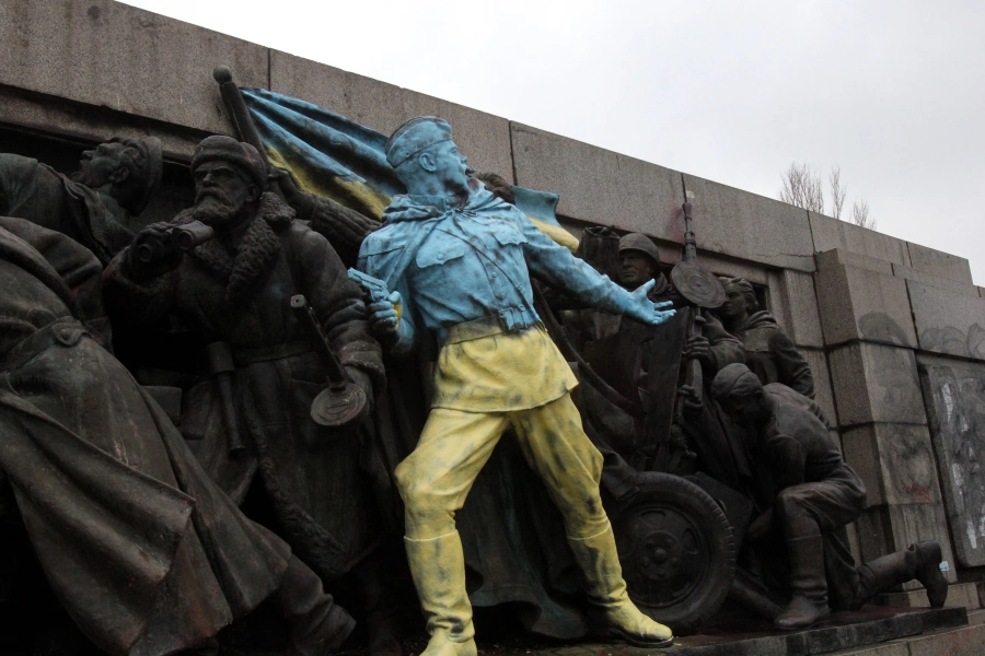 Паметникът на Съветската армия осъмна изрисуван с украинското знаме