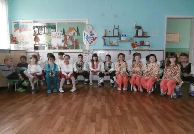 Хлапета поздравиха с концерт бабите и дядовците си