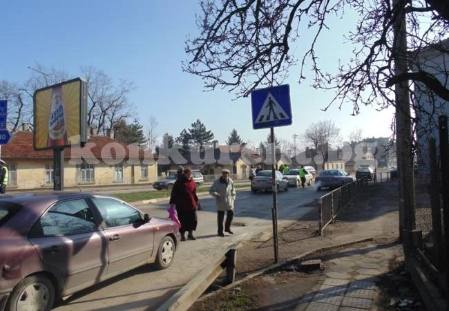 Блъснаха майка и дете на пешеходна пътека