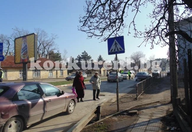 Блъснатите са баба и внуче, детето е добре