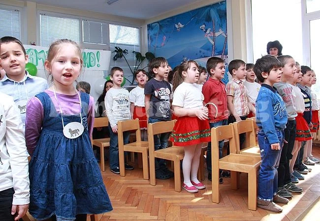 Деца изнесоха \