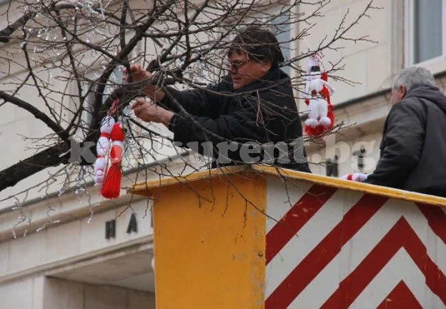 Поставиха мартенската украса