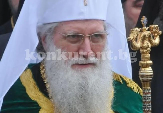Патриархът пада на колене пред свещенниците