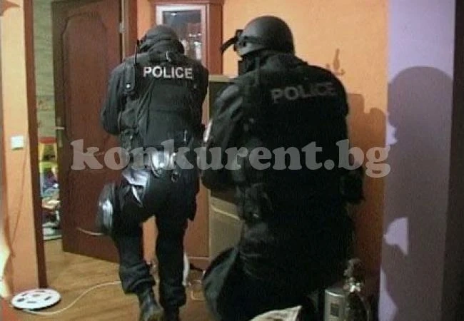 Полицейски щурм в Петрич: Претарашиха бизнесдама за контрабандни цигари
