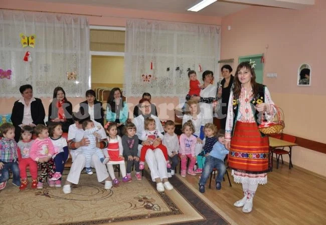 Видинските деца посрещат Баба Марта