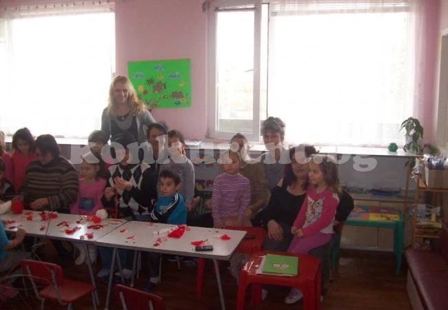 Хлапета усукаха мартеници заедно с родителите си