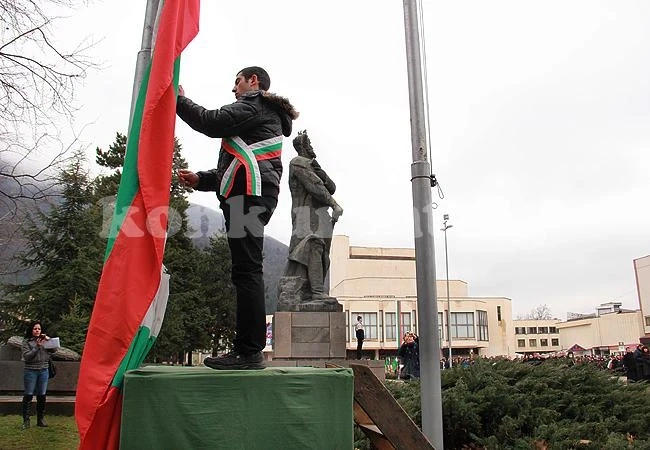 7-годишен рецитира стих за 3 март във Враца