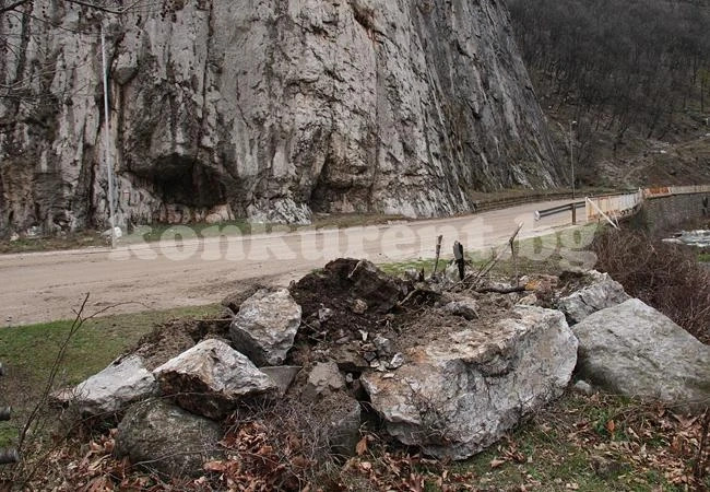Скала се срути на прохода Вратцата
