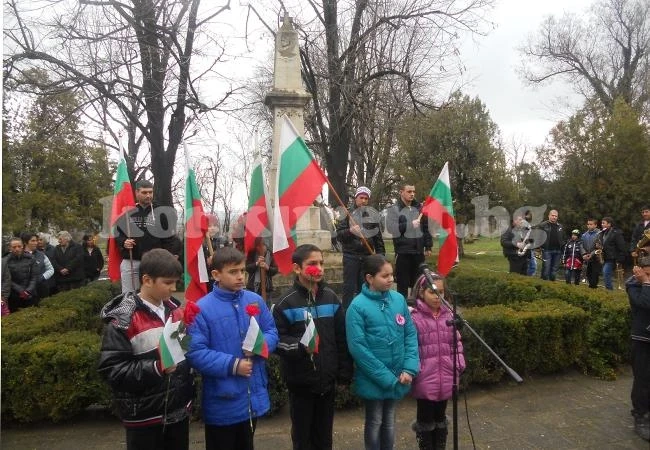 Заря огря небето над Бутан