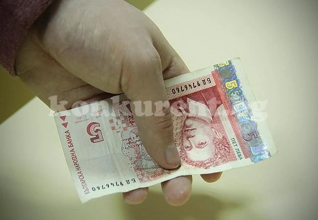 Оставиха дядо без спестяванията му