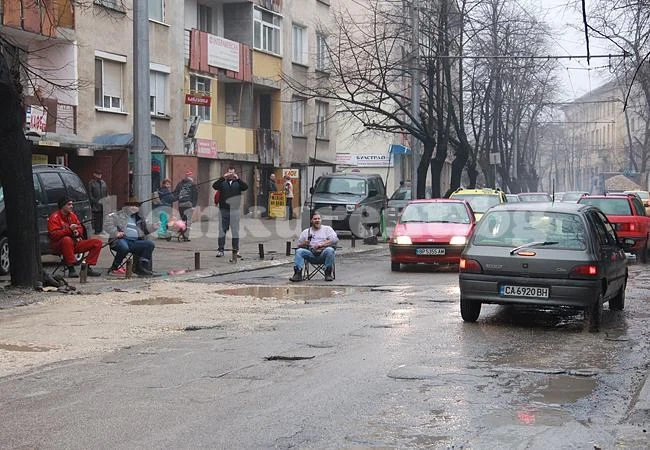 Ловят риба в дупките на Враца