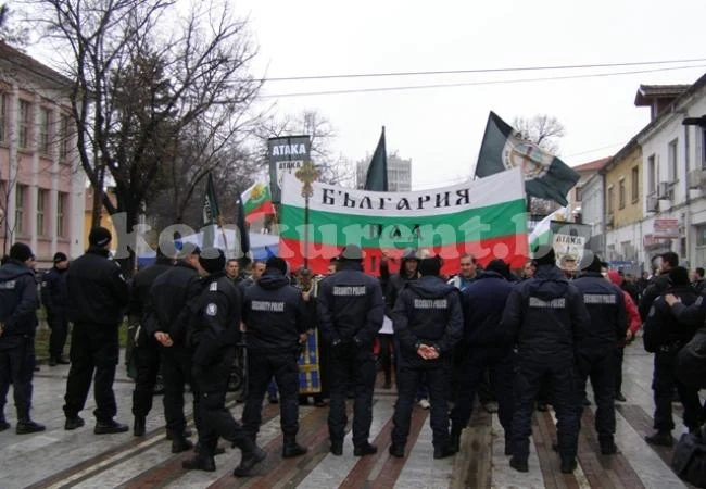 Футболни фенове и симпатизанти на Атака на протест във Видин