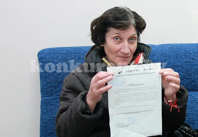 Бездомна жена плаши, че ще гори като факла