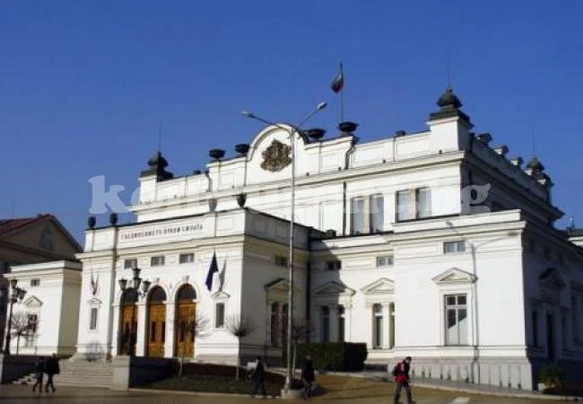 Парламентът спестил всеки втори лев