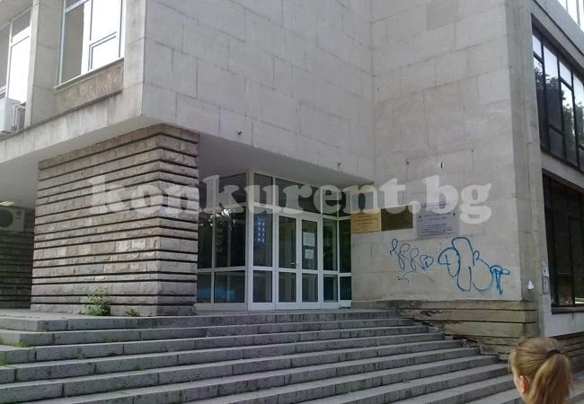 Гимназисти влизат в данъчното