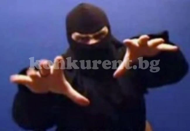 Трима с маски нападнаха баща и син