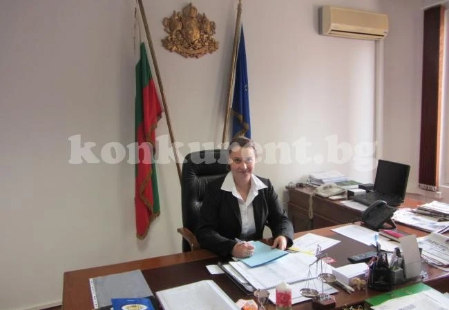 Ученичка от езиковата гимназия седна на стола на губернатора на Враца