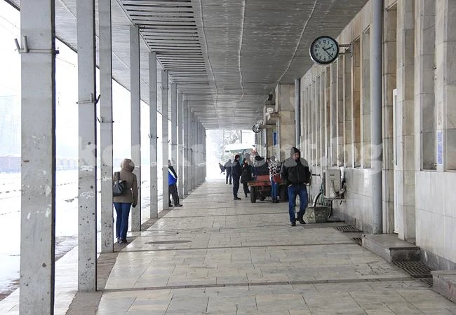 Осъдиха мездренчанка, натискала мъж за пари на гарата