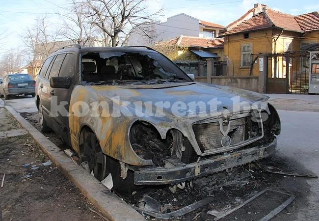 /Снимки/ Запалиха „Мерцедес“ във Враца, огънят обхванал и „Ауди“