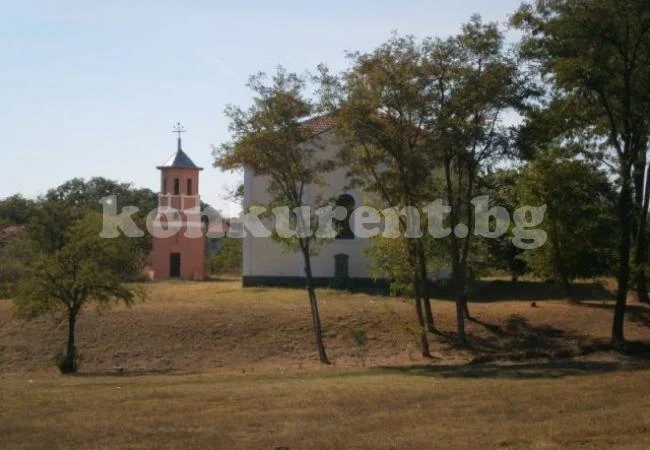 Трилър в бургаско село - хората сами копаят гробовете на близките си