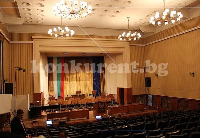 Извънредна сесия, заради върнати от областния решения
